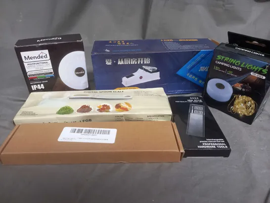 BOX OF APPROXIMATELY 10 HOUSEHOLD ITEMS TO INCLUDE - ELECTIC KNIFE GRINDER - DIGITAL SPOON SCALE - STRING LIGHTS ETC 