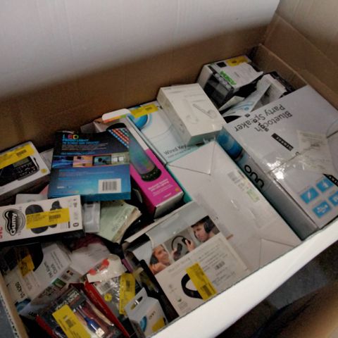 LARGE BOX CONTAINING ASSORTED SMALL ELECTRICAL ITEMS.