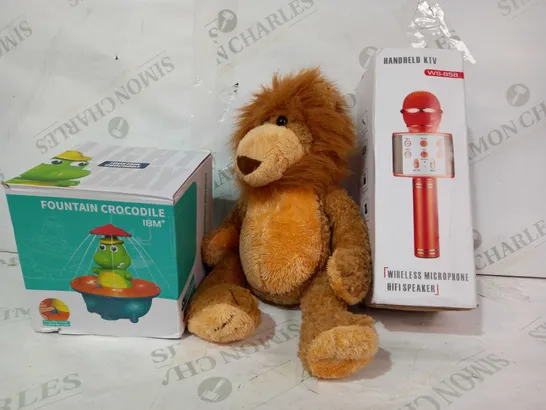 BOX OF APPROXIMATELY 10 ASSORTED TOYS AND GAMES TO INCLUDE MUMBLES PLUSH LION, FOUNTAIN CROCODILE, HANDHELD KTV WS-858 WIRELESS MICROPHONE HIFI SPEAKER, ETC