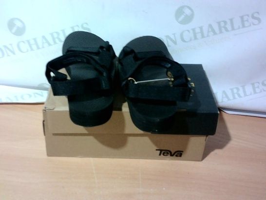 BOXED PAIR OF TEVA SANDALS SIZE 5