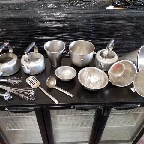 LOT OF APPROXIMATELY 28 ASSORTED KITCHEN POTS & UTENSILS 