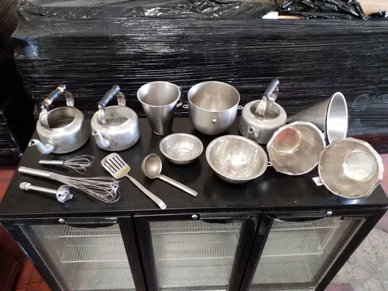 LOT OF APPROXIMATELY 28 ASSORTED KITCHEN POTS & UTENSILS 