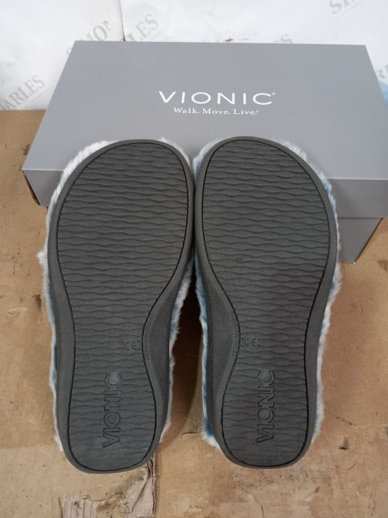 BOXED PAIR OF VIONIC WHITE/BLUE FAUZ FUR SLIP ON MULE-STYLE SLIPPERS WITH NON-MARKING SOLES, UK SIZE 3