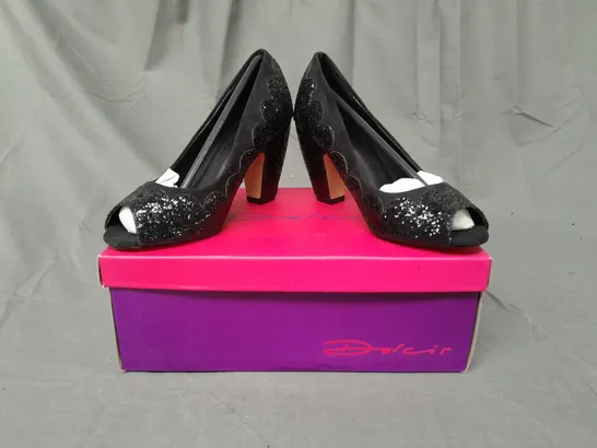 BOXED PAIR OF DOLCIS OPEN TOE HEELED SHOES IN BLACK W. GLITTER EFFECT UK SIZE 3