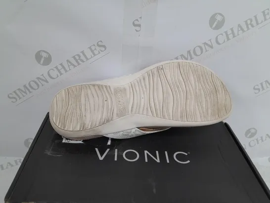 BOXED PAIR OF LUCIA SANDALS IN WHITE SIZE 7