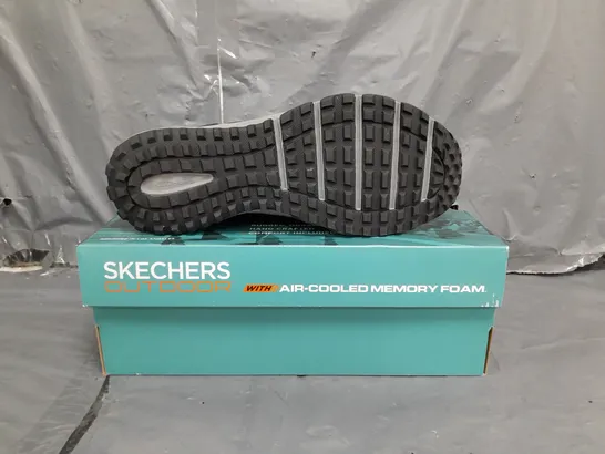 BOXED PAIR OF SKECHERS OUTDOOR MEMORY FOAM TRAINERS IN NAVY SIZE 7