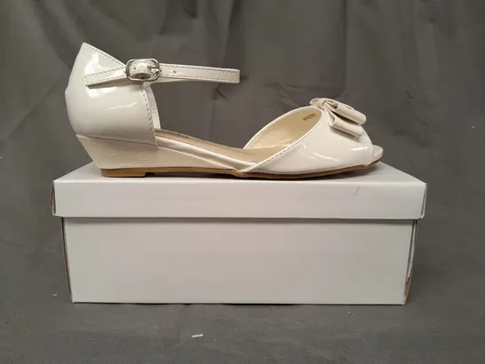 BOXED PAIR OF SPOT ON PEEP TOE PARTY SHOES IN WHITE W. GLITTER EFFECT EU SIZE 34