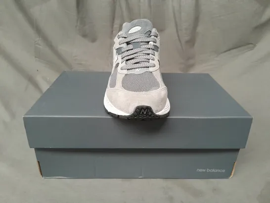 BOXED PAIR OF NEW BALANCE 2002R RUNNING TRAINERS IN GREY/WHITE UK SIZE 6