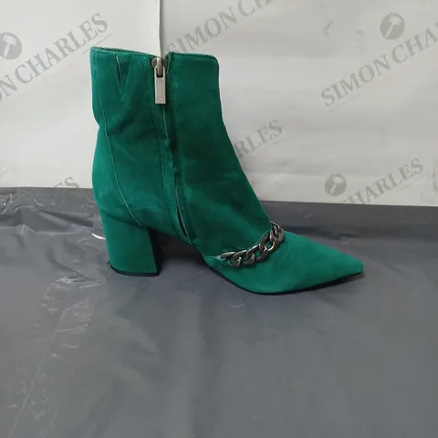 BEN DE LISI CHAIN LINK SUEDE ANKLE BOOT SIZE 6 IN GREEN 