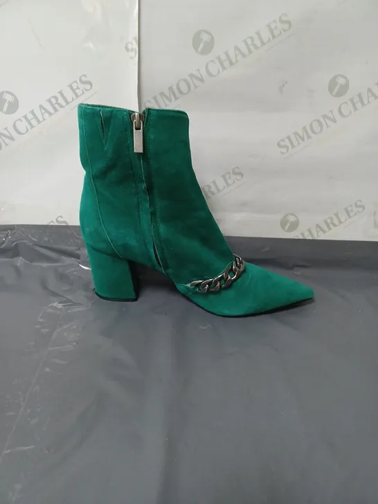 BEN DE LISI CHAIN LINK SUEDE ANKLE BOOT SIZE 6 IN GREEN 