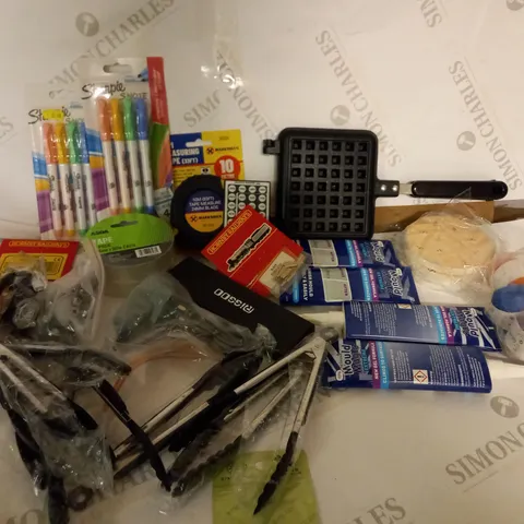 LOT OF APPROXIMATELY 20 ITEMS TO INCLUDE MAGIC MOULD EXTREME, BALLS OF STRING OF VARIOUS COLOURS, MARKSMAN 10M MEASURING TAPE, ETC