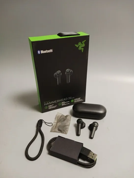 LOT OF 5 BOXEED RAZER HAMMERHEAD WIRELESS HEADPHONES IN BLACK AND GREEN INCLUDES CHARGING CASE, CABLE, WRIST STRAP AND SPARE BUDS