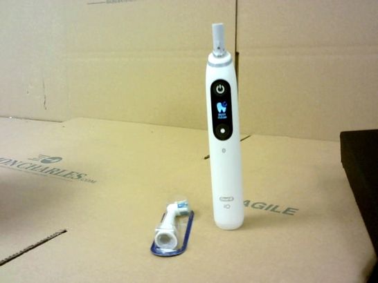 ORAL-B IO8 WHITE ULTIMATE CLEAN ELECTRIC TOOTHBRUSH 