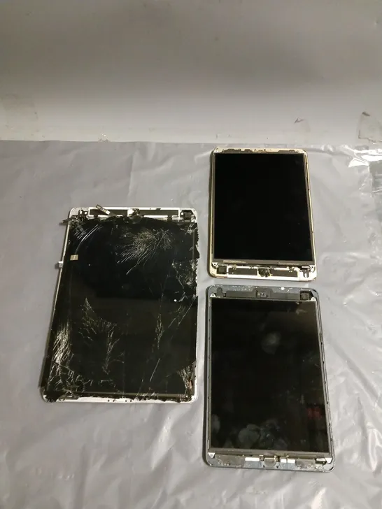 APPLE LOT OF 3 HEAVILY DAMAGED TABLETS TO INCLUDE IPAD MINI 1ST GEN, IPAD MINI 3RD GEN AND IPAD 9TH GEN