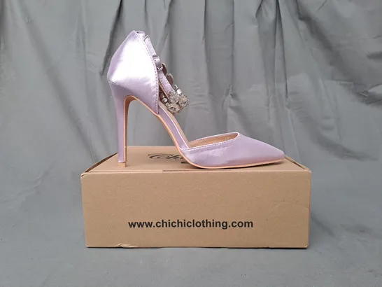 BOXED PAIR OF CHI CHI STILETTO HEEL COURT SHOES IN LILAC W. EMBELLISHED ANKLE STRAP SIZE 6