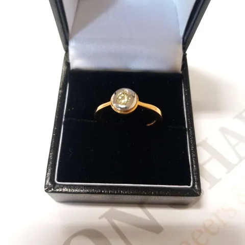 18CT GOLD SOLTAIRE RING RUB OVER SET WITH A NATURAL DIAMOND