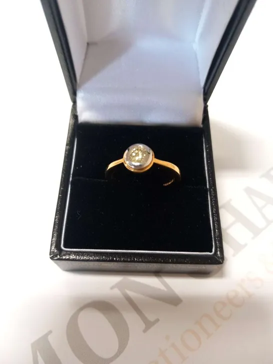 18CT GOLD SOLTAIRE RING RUB OVER SET WITH A NATURAL DIAMOND