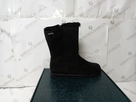 BOXED PAIR OF EMU AUSTRAILIA ELECTRA BLACK BOOTS - SIZE 6