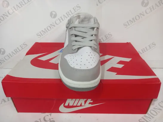 BOXED PAIR OF NIKE SB DUNK LOW PRO SHOES IN GREY/WHITE EU SIZE 40