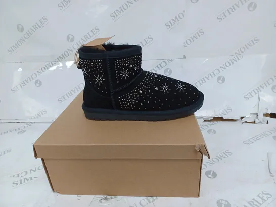 BOXED BONOVA HANDMADE BLACK BOOTS- SIZE 6 