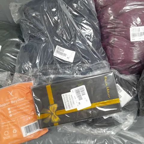 BOX OF APPROXIMATELY 15 ASSORTED CLOTHING ITEMS IN VARIOUS STYLES, COLOURS AND SIZES TO INCLUDE SCARF, FLEECE TIGHTS, DRESSING GOWN ETC