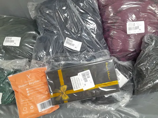 BOX OF APPROXIMATELY 15 ASSORTED CLOTHING ITEMS IN VARIOUS STYLES, COLOURS AND SIZES TO INCLUDE SCARF, FLEECE TIGHTS, DRESSING GOWN ETC