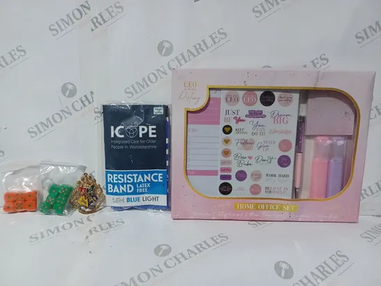 APPROXIMATELY 15 ASSORTED HOUSEHOLD ITEMS TO INCLUDE HOME OFFICE SET, RESISTANCE BAND, DICE, ETC