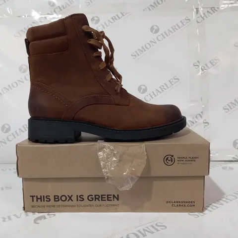 BOXED PAIR OF CLARKS ORINOCO 2 SPICE ANKLE BOOTS IN BROWN UK SIZE 5