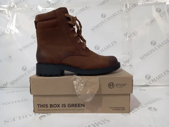 BOXED PAIR OF CLARKS ORINOCO 2 SPICE ANKLE BOOTS IN BROWN UK SIZE 5