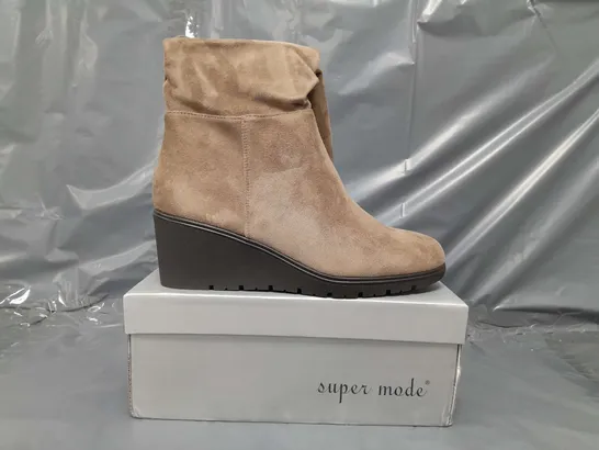 BOXED PAIR OF SUPER MODE KNEE-HIGH BOOTS IN KHAKI EU SIZE 40