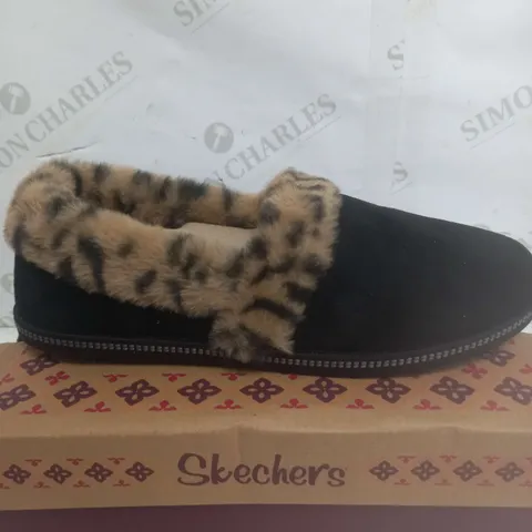 BOXED PAIR OF SKECHERS COZY CAMPFIRE FRISKY GAL LEOPARD FUR LINED SLIPPERS IN BLACK SIZE 8