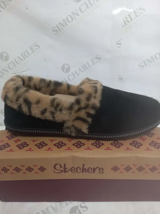 BOXED PAIR OF SKECHERS COZY CAMPFIRE FRISKY GAL LEOPARD FUR LINED SLIPPERS IN BLACK SIZE 8