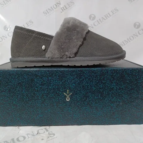 BOXED PAIR OF EMU AUSTRALIA SLIPPER IN CHARCOAL SIZE 6