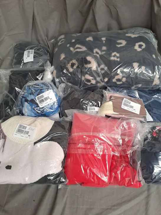 BOX OF APPROX 20 ASSORTED CLOTHING ITEMS TO INCLUDE - PYJAMAS, JUMPER, CARDIGAN ETC