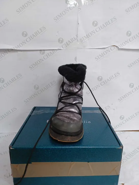 EMU AUSTRAILIA BLURRED MIRROR DARK SILVER BOOTS - SIZE 7