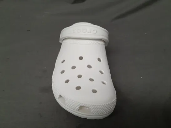 PAIR OF CROCS CLASSICS IN WHITE UK SIZE M6/W7