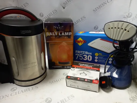 BOX OF APPROX 15 ASSORTED ELECTRICAL ITEMS TO INCLUDE NYXI SALY LAMP, MORPHY RICHARDS SOUP MAKER, GEORGE HOME GARMENT STEAMER, ETC