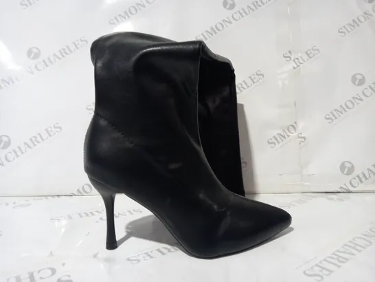 BOXED PAIR OF DESIGNER POINTED TOE HIGH HEEL KNEE HIGH BOOTS IN BLACK SIZE UNSPECIFIED