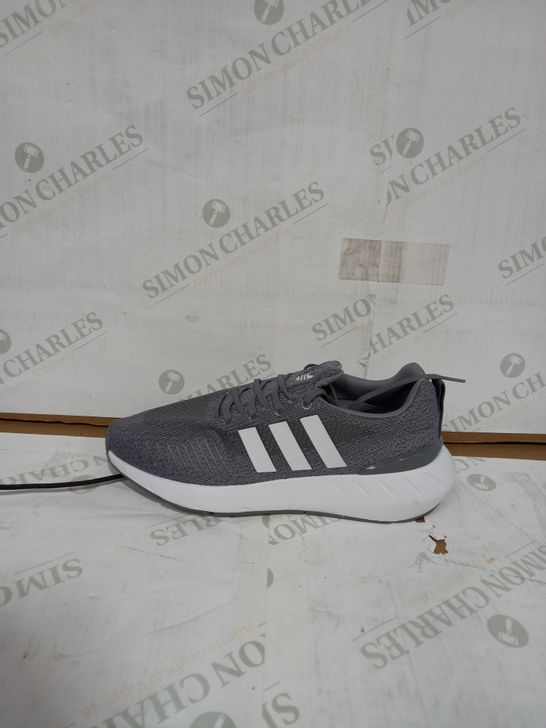 PAIR OF ADIDAS TRAINERS IN LIGHT GREY SIZE UNSPECIFIED