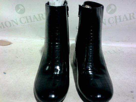PAIR OF BOOTS (BLACK) WIDE FIT, SIZE 5 UK (38 EU)