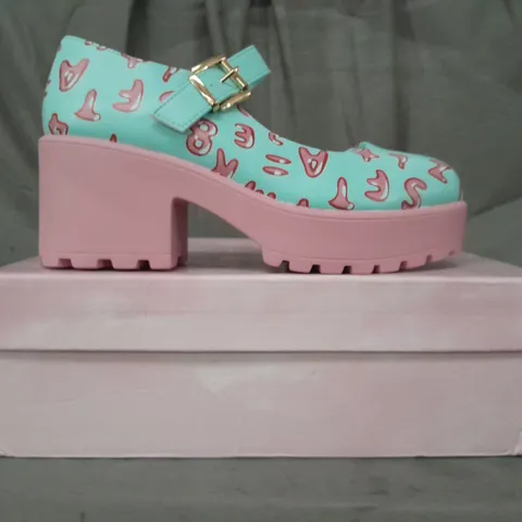 BOXED PAIR OF MELANIE MARTINEZ X KOI PLATFORM BLOCK HEEL SHOES IN CYAN/PINK SIZE 6