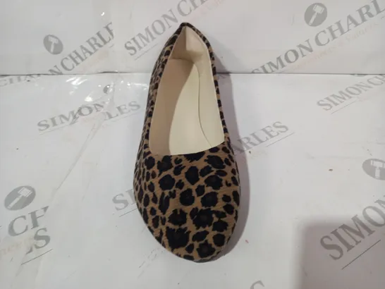 BOXED PAIR OF DESIGNER SLIP-ON FLAT SHOES IN LEOPARD PRINT DESIGN EU SIZE 41