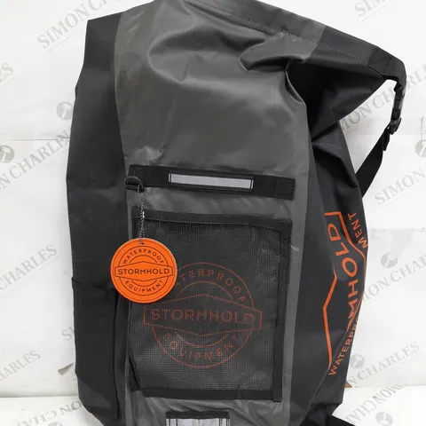 STRONGHOLD 20L BACKPACK IN BLACK/ORANGE