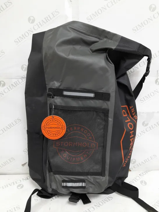 STRONGHOLD 20L BACKPACK IN BLACK/ORANGE