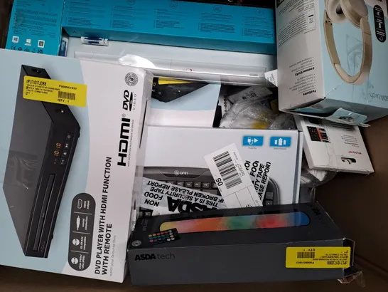 BOX OF APPROXIMATELY 30 ASSORTED ELECTRICAL ITEMS TO INCLUDE EARBUDS, DIGITAL RADIO, HDMI CABLE, ETC