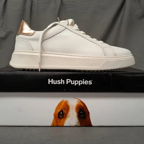 BOXED PAIR OF HUSH PUPPIES LEATHER TRAINERS IN WHITE SIZE 7