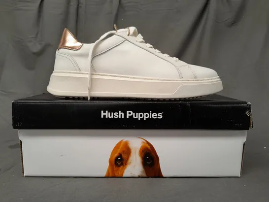 BOXED PAIR OF HUSH PUPPIES LEATHER TRAINERS IN WHITE SIZE 7