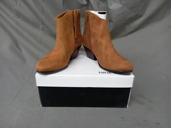 BOXED PAIR OF NINE WEST TRISTIN SUEDETTE ANKLE BOOTS IN BROWN SIZE 5