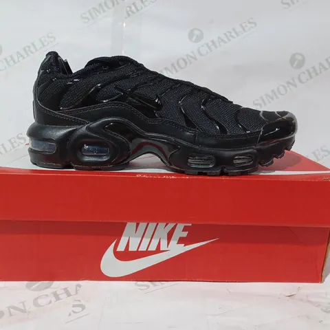 BOXED PAIR OF NIKE AIR MAX PLUS SHOES IN BLACK UK SIZE 5.5