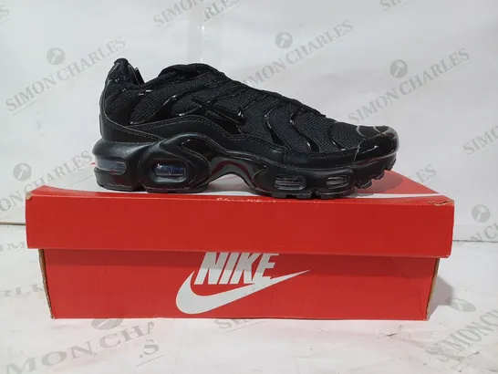 BOXED PAIR OF NIKE AIR MAX PLUS SHOES IN BLACK UK SIZE 5.5